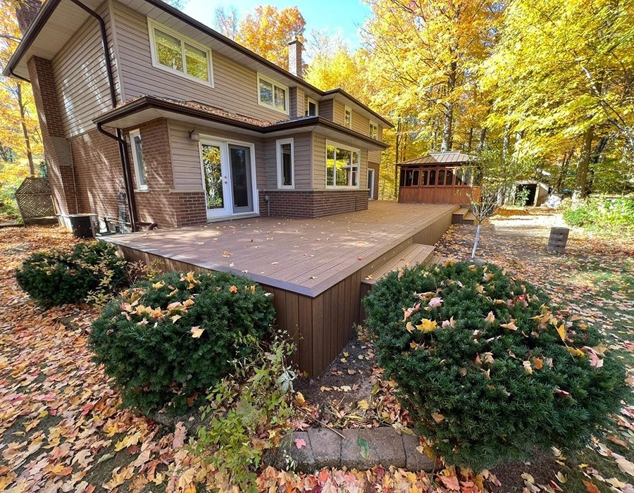 Multi-level composite deck with aluminum railings
